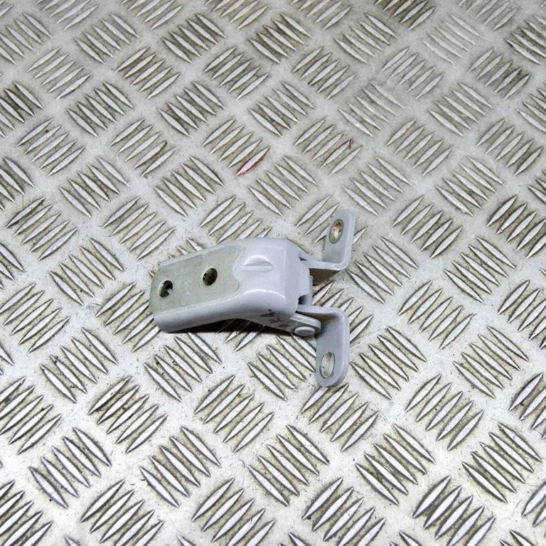 Priekšējā augšējā eņģe – kreisā