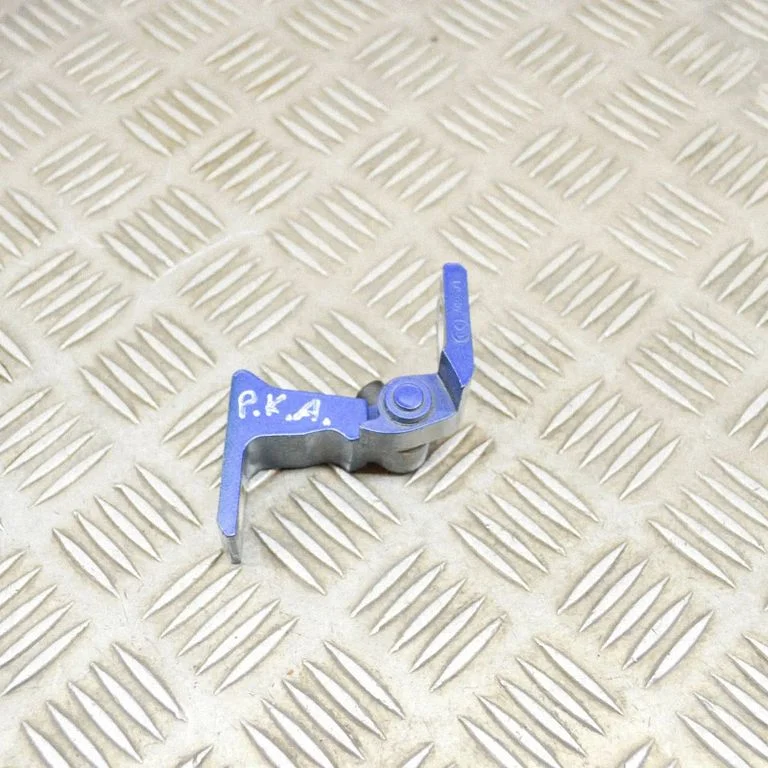 Priekšējā augšējā eņģe A046573