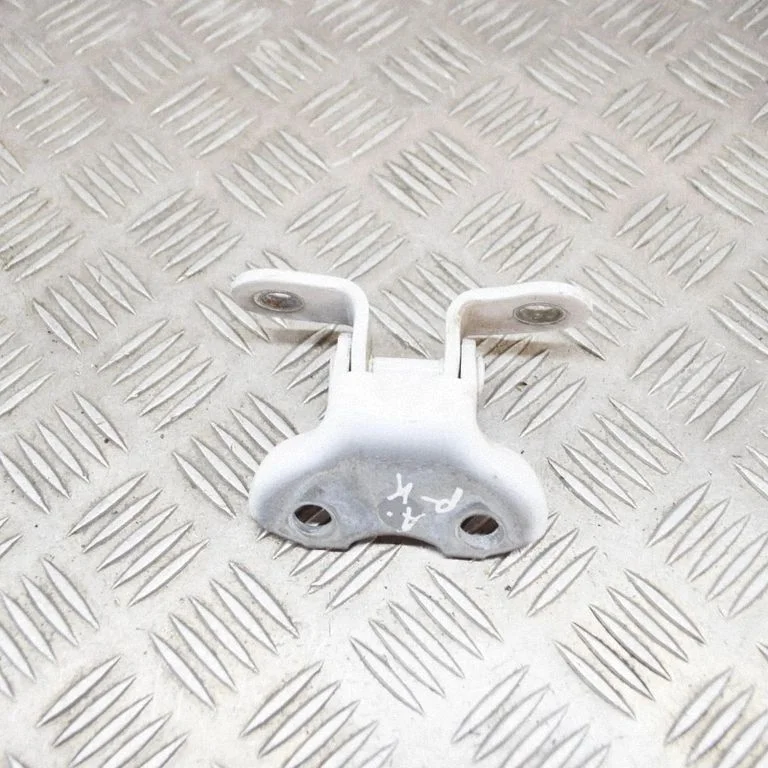 Priekšējā augšējā eņģe – kreisā