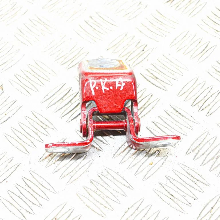 Priekšējā augšējā eņģe – kreisā