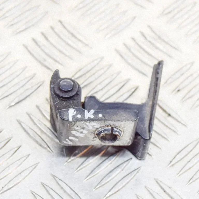 Priekšējā augšējā eņģe 8K0831401E
