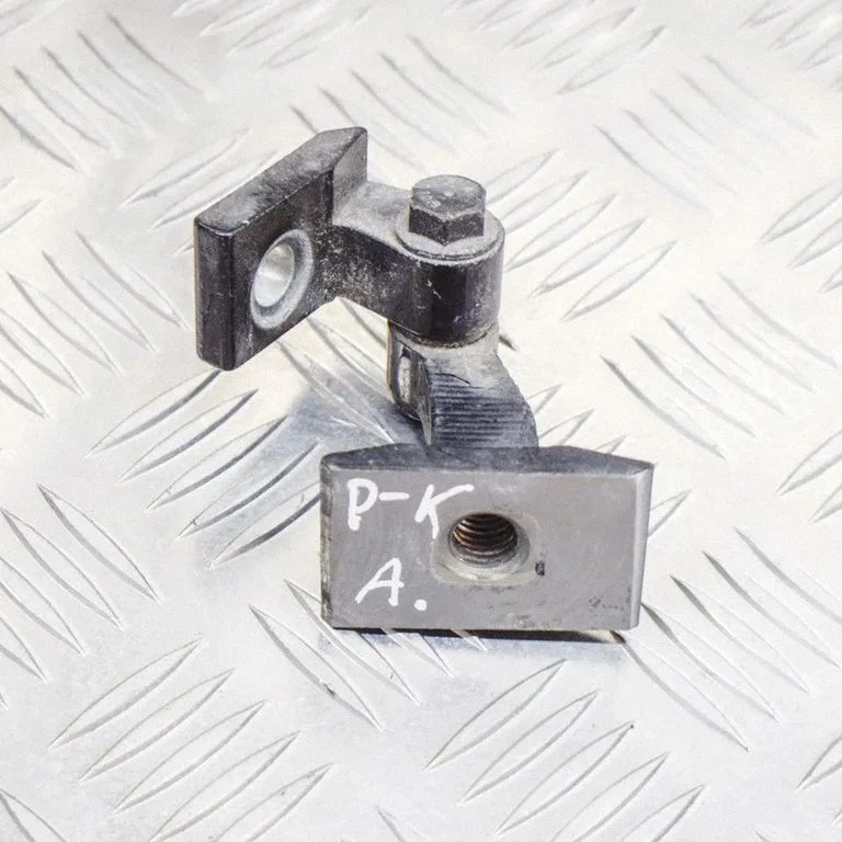 Priekšējā augšējā eņģe 7246067