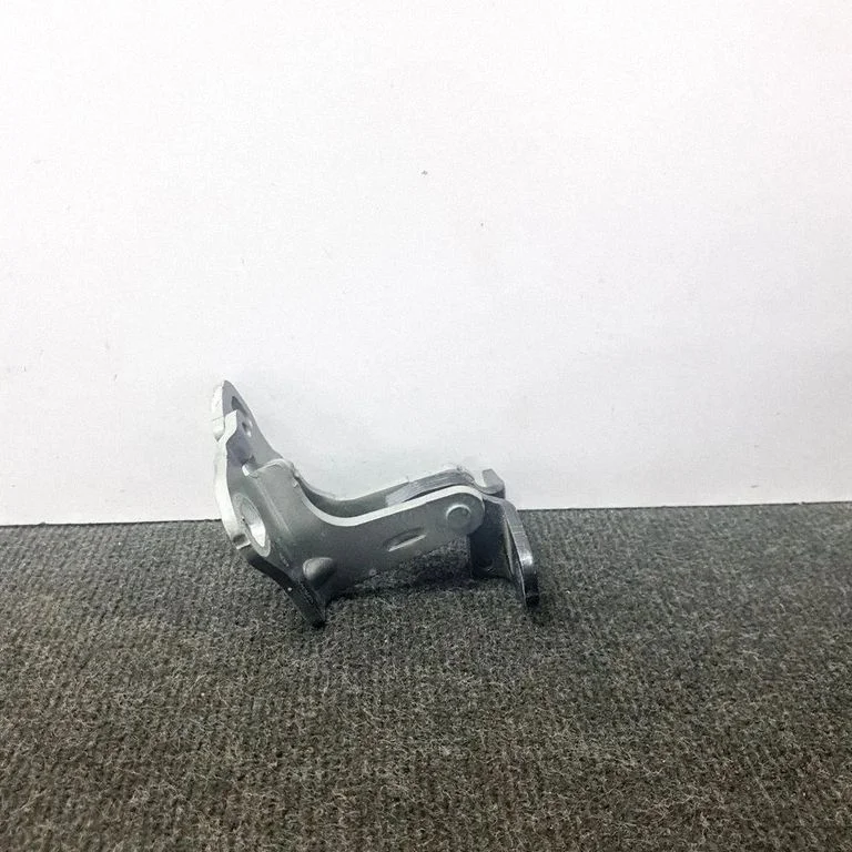 Priekšējā augšējā eņģe – kreisā