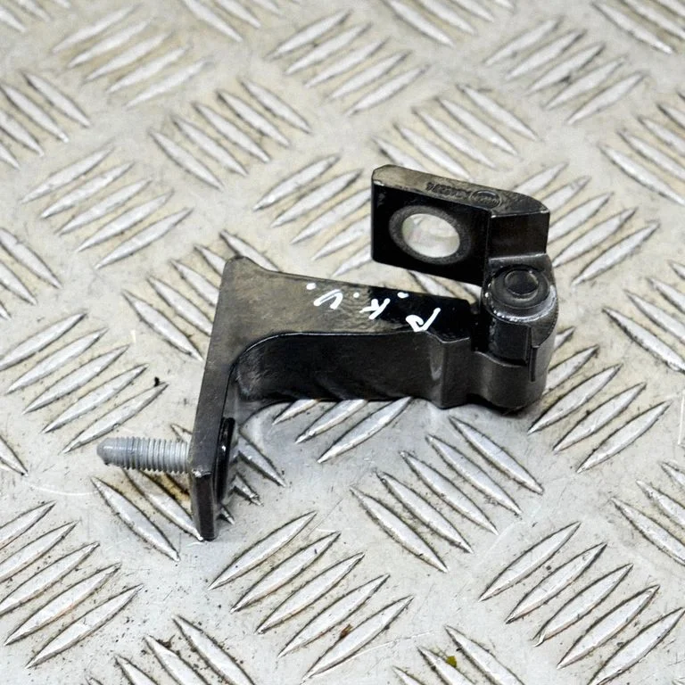 Priekšējā augšējā eņģe 8W5831403A