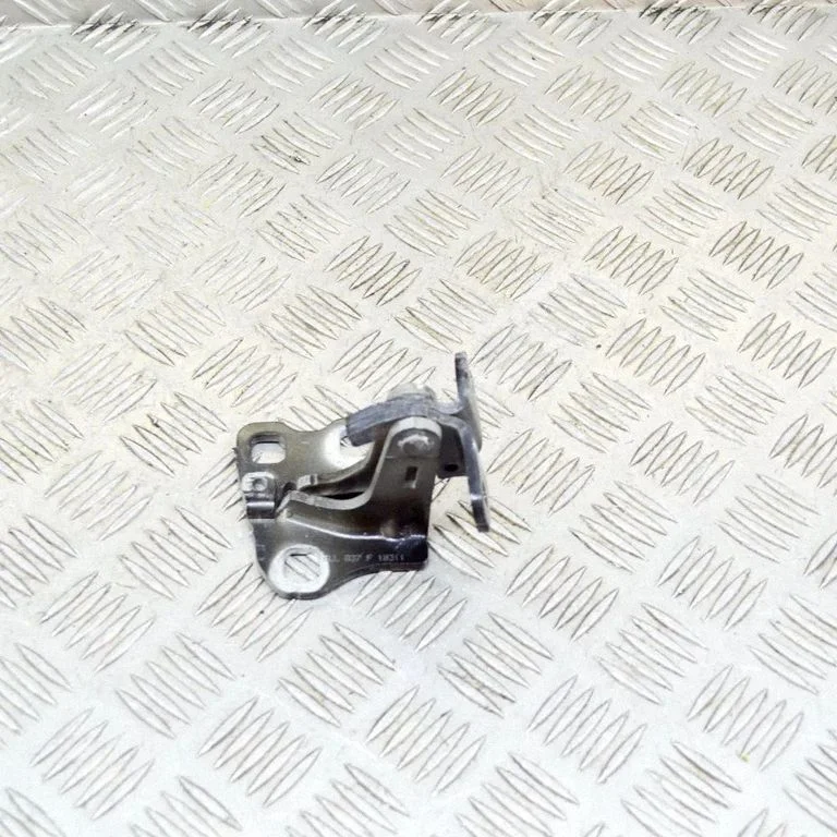 Priekšējā augšējā eņģe – kreisā