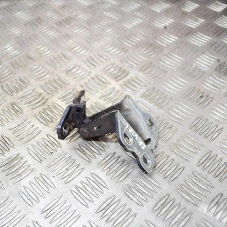 Priekšējā augšējā eņģe – kreisā