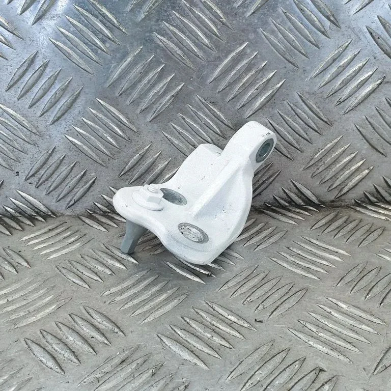 Priekšējā augšējā eņģe – kreisā