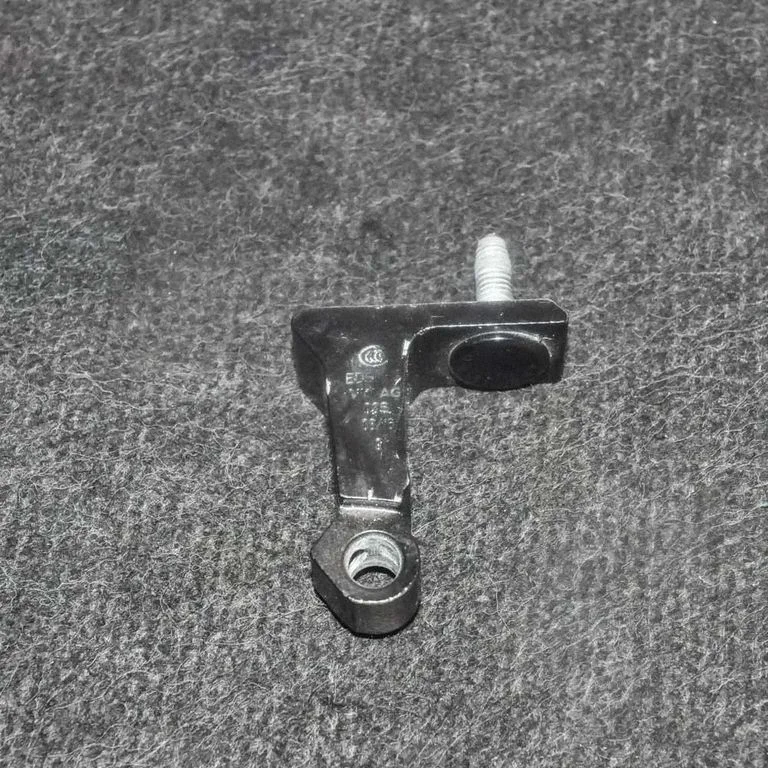 Esiukse ülemine hing 8W0831403A