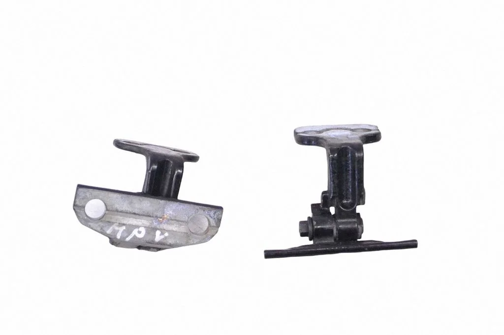 Front door upper hinge 8X23F228A67AC