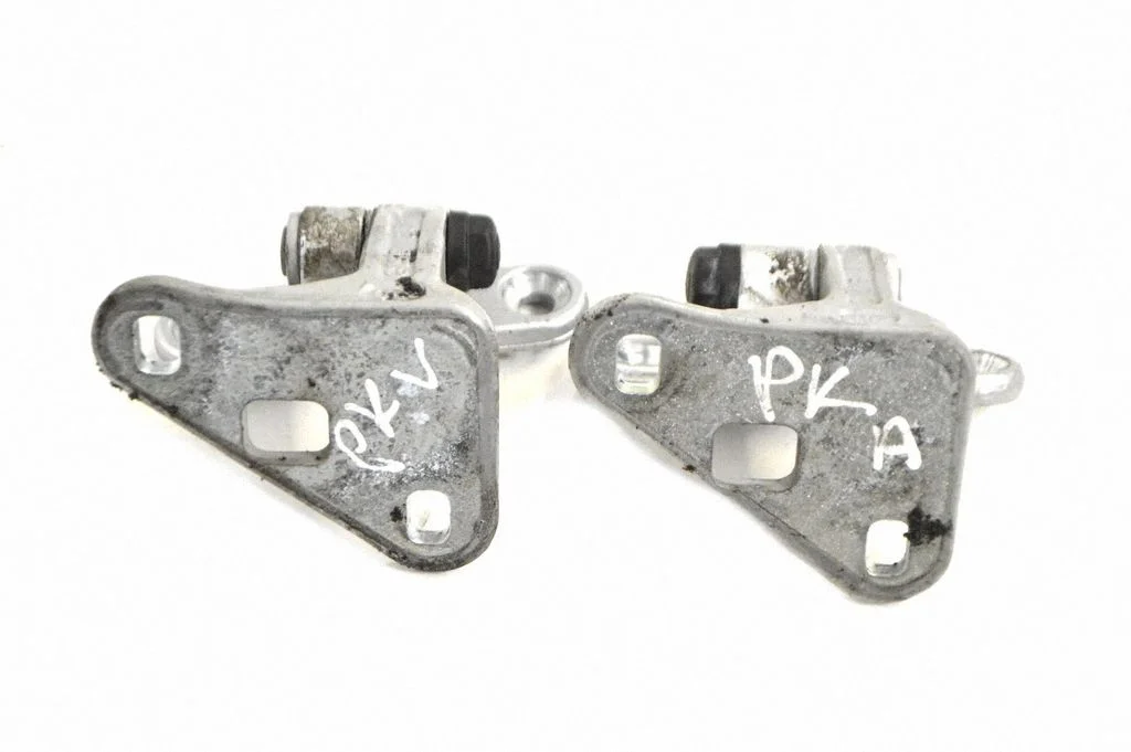 Priekšējā augšējā eņģe – kreisā