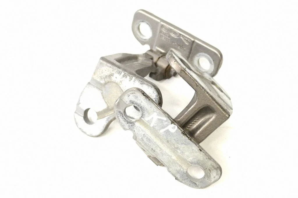 Priekšējā augšējā eņģe – kreisā
