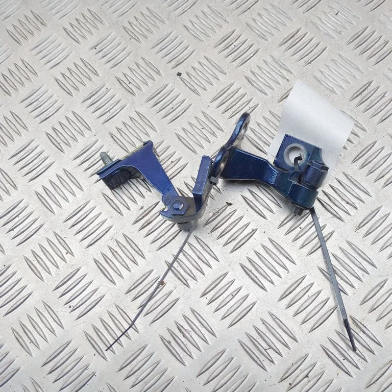 Esiukse hingede komplekt PAD831407