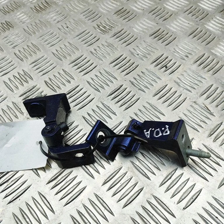 Esiukse hingede komplekt 8S0833408B