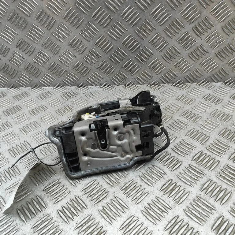 Coupe door lock (next to the handle) 9464893