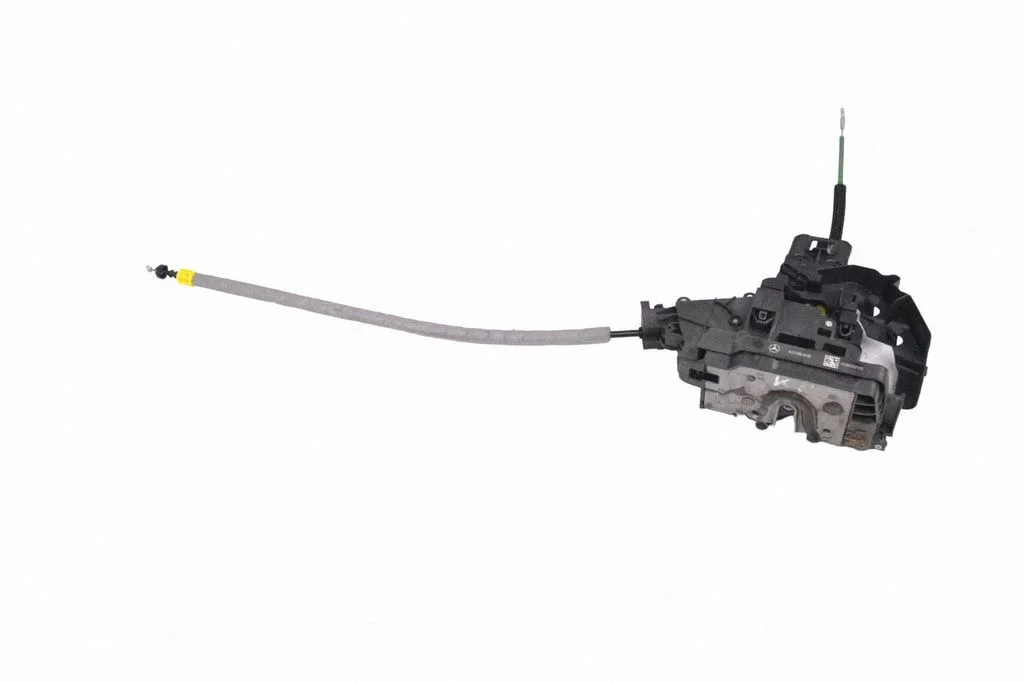 Priekšējā slēdzene (pie roktura) A2220063999