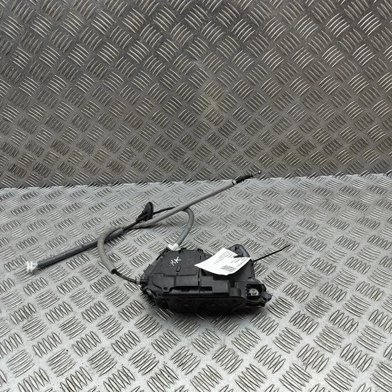 Priekšējā slēdzene (pie roktura) 5TB837015C