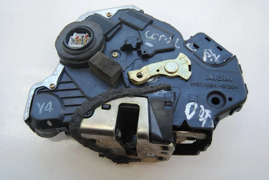 Priekšējā slēdzene (pie roktura) – Toyota Corolla E120 E130 (2004-2007)