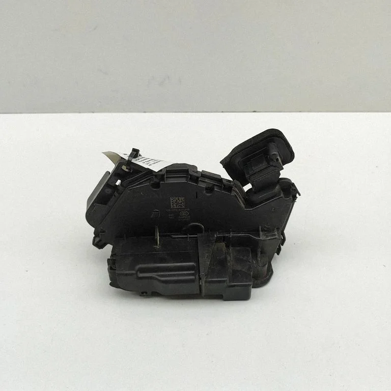 Priekšējā slēdzene (pie roktura) 5TC837015