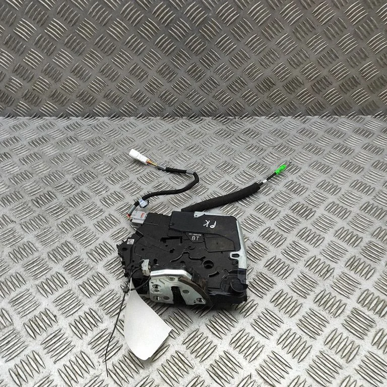 Coupe door lock (next to the handle) 6904078110