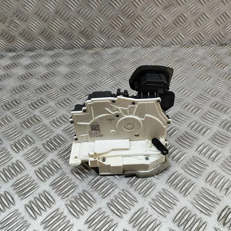 Coupe door lock (next to the handle) 4N2837015