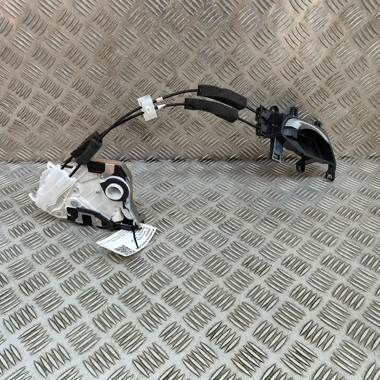 Priekšējā slēdzene (pie roktura) 72160TLAA01ZB