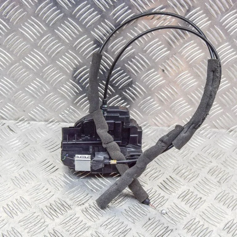 Priekšējā slēdzene (pie roktura) – priekšējā kreisā