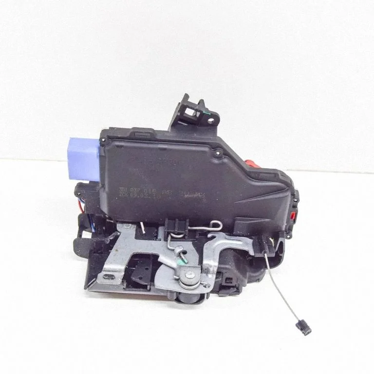 Priekšējā slēdzene (pie roktura) – Volkswagen Golf Plus (2005-2013)