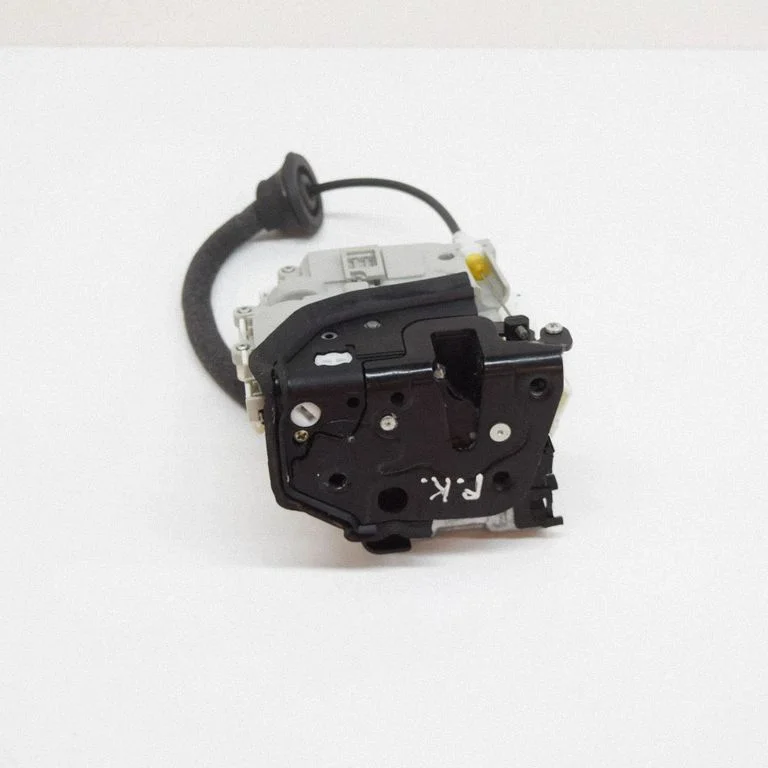 Coupe door lock (next to the handle) 8X2837015B