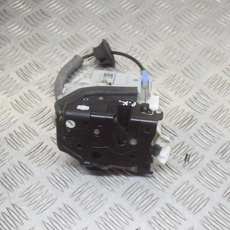 Wkładka zamka przy klamce (wersja 2-drzwiowa) – Audi A3 S3 8V (2013-2019)