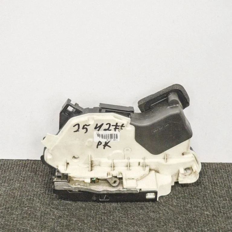 Coupe door lock (next to the handle) – Volkswagen Polo V 6R (2009-2017)