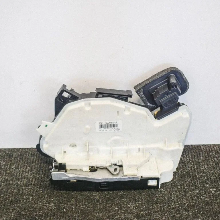 Priekšējā slēdzene (pie roktura) 6V2837015