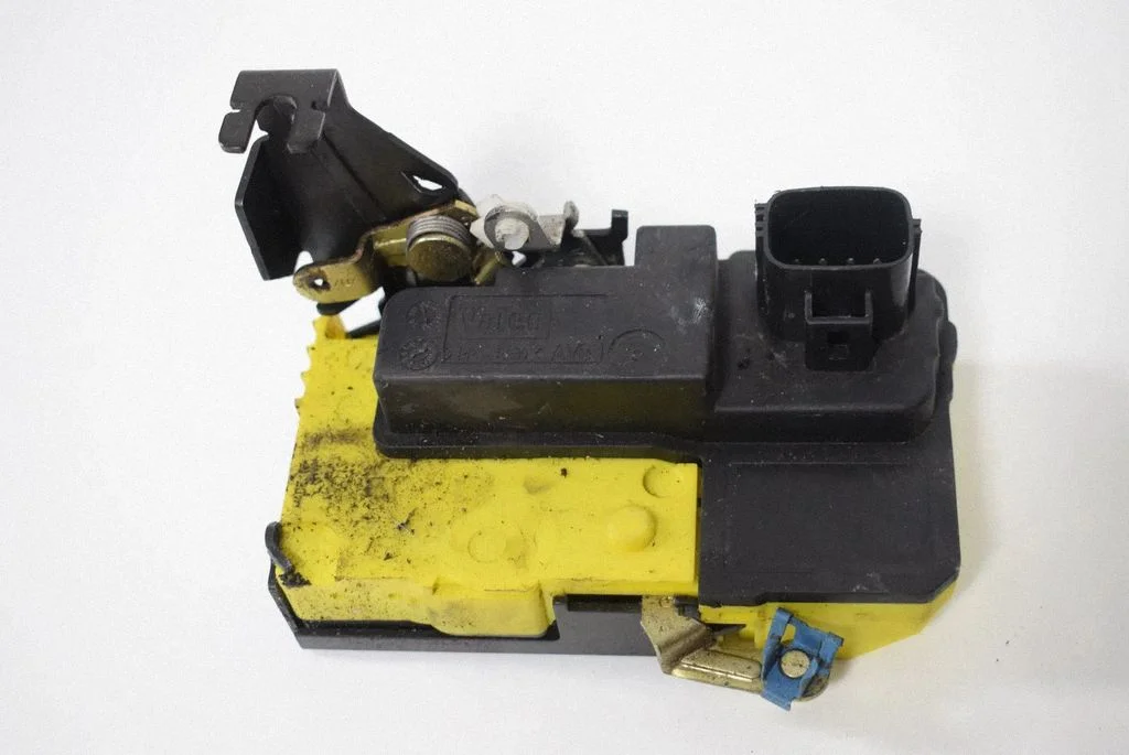 Coupe door lock (next to the handle) – Volvo XC90 (2007-2014)