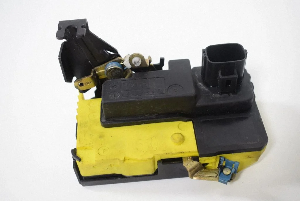 Coupe door lock (next to the handle) – Volvo S60 (2005-2010)