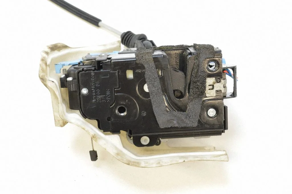 Coupe door lock (next to the handle) – Volkswagen Phaeton (2002-2016)