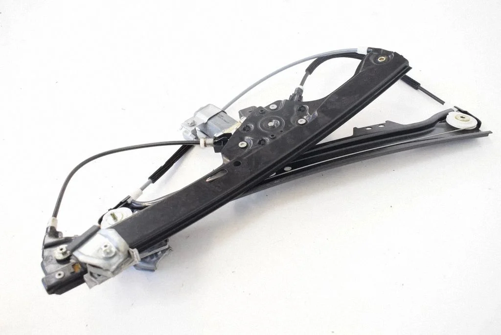 Esiukse elektriline aknatõstuk (ilma mootorita) – BMW 5-seeria E60 E61 (2004-2010)