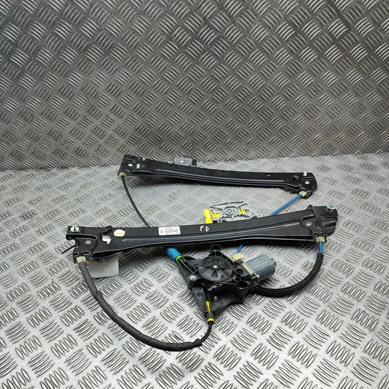 Priekšējā el. loga pacēlāja mehānisma komplekts 8W0959801