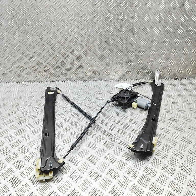 Priekšējā el. loga pacēlāja mehānisma komplekts 5Q0959801C