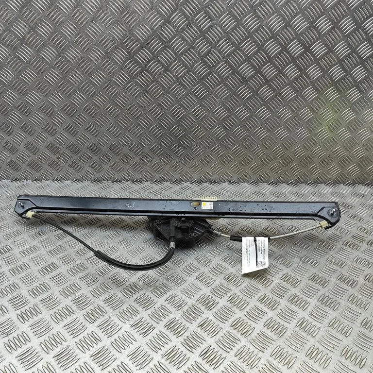 Priekšējā el. loga pacēlāja mehānisma komplekts 7C0837462A