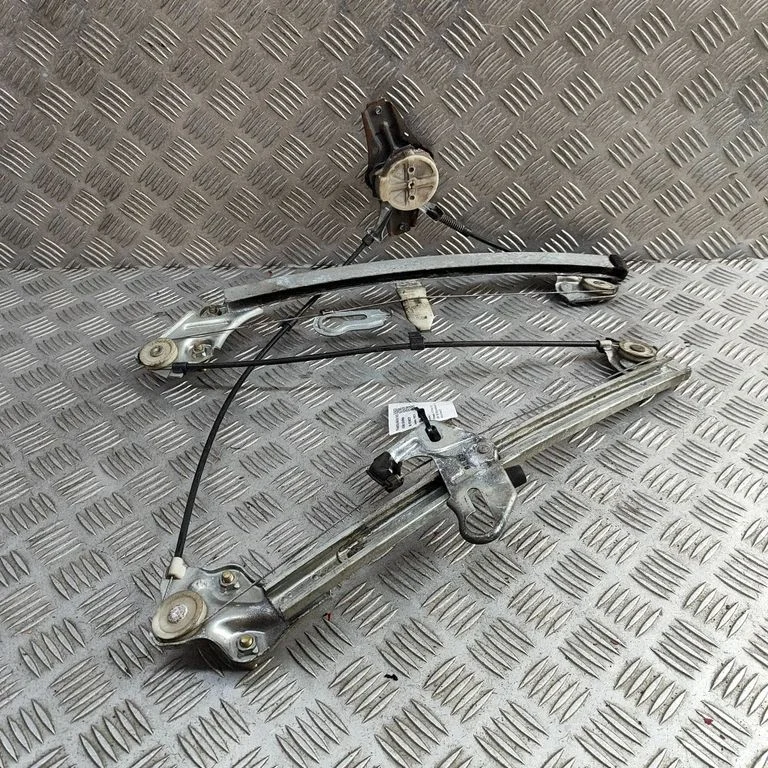 Podnośnik szyby przedniej z silniczkiem 6980117031 – Toyota MR2 (W10) I (1984-1989)