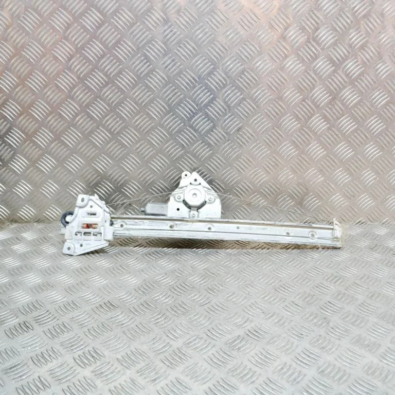 Priekšējā el. loga pacēlāja mehānisma komplekts 8343065J00