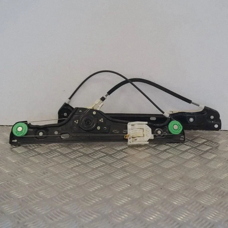 Podnośnik szyby przedniej z silniczkiem – BMW Seria 3 E90 E91 (2005-2012)