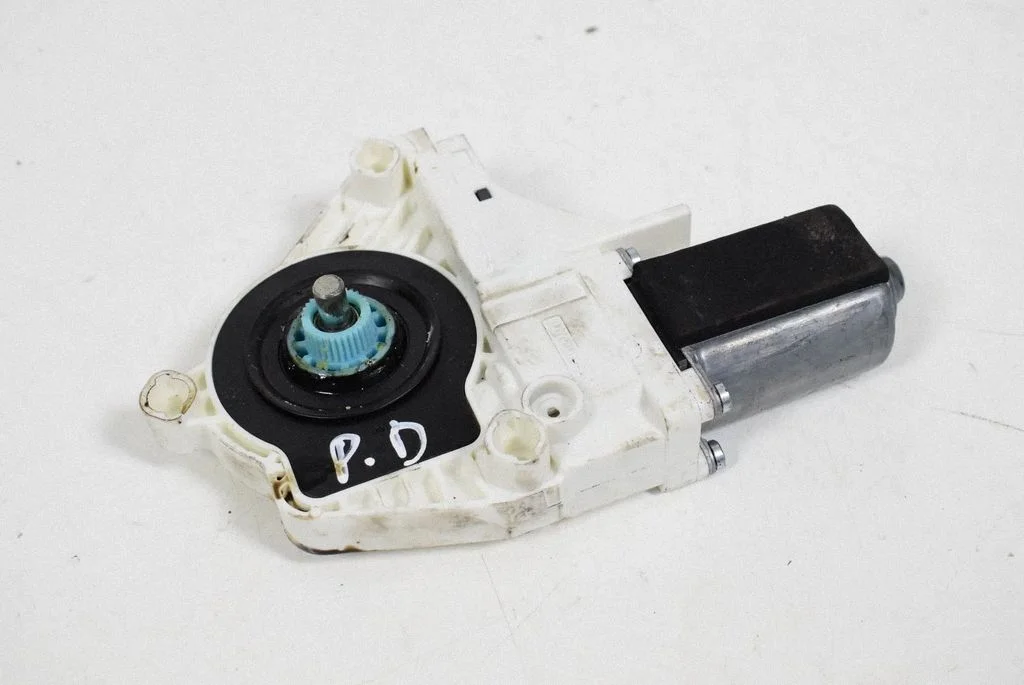 Priekšējā loga pacēlāja motoriņš 8T0959802B