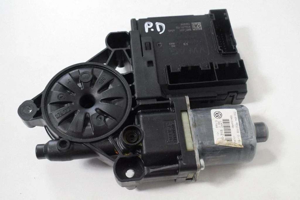Priekšējā loga pacēlāja motoriņš 3C0959793B
