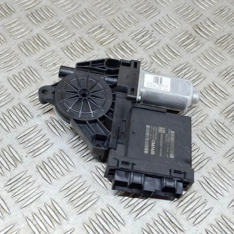 Priekšējā loga pacēlāja motoriņš 31674756
