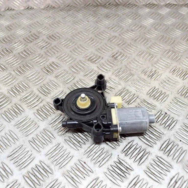 Priekšējā loga pacēlāja motoriņš 0130822076