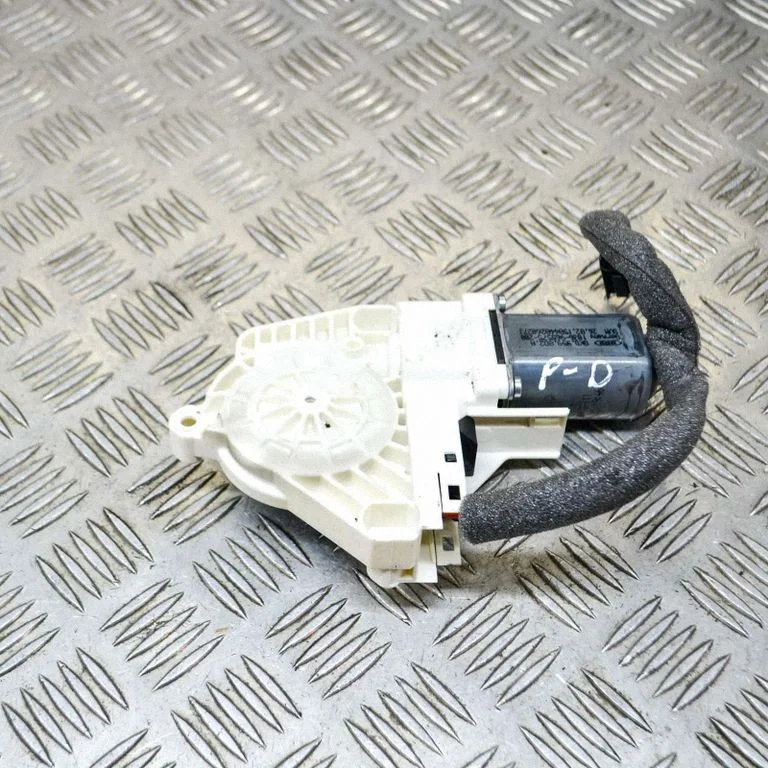Priekšējā loga pacēlāja motoriņš 8K0959802A