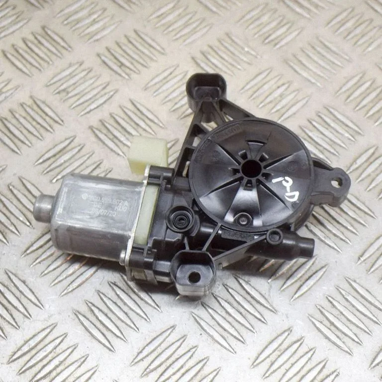 Priekšējā loga pacēlāja motoriņš 5Q0959802A