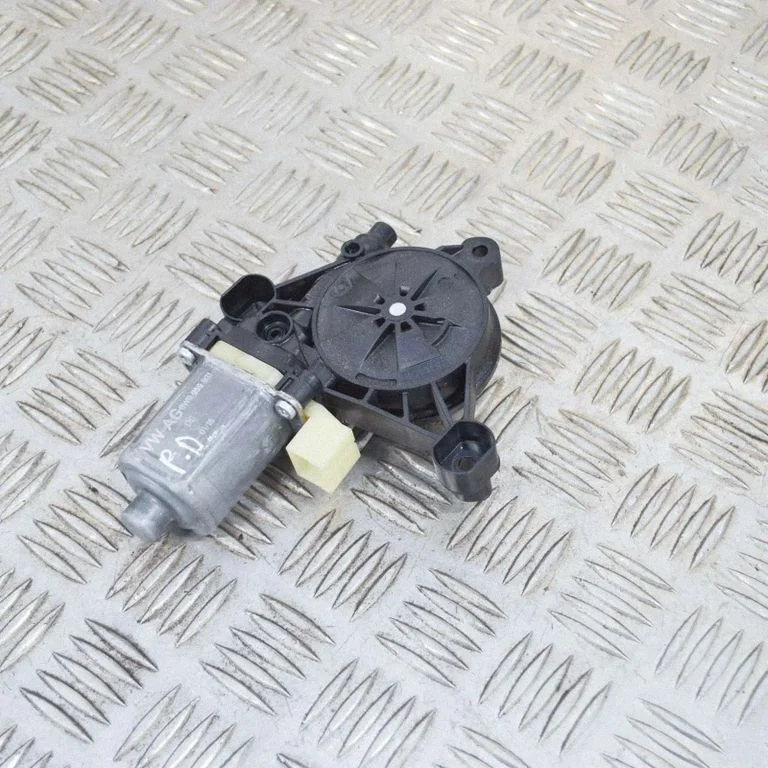 Priekšējā loga pacēlāja motoriņš 8W0959801