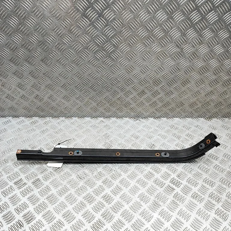 Augšējā rullīša vadotne/ augšējā eņģe SU001B1496