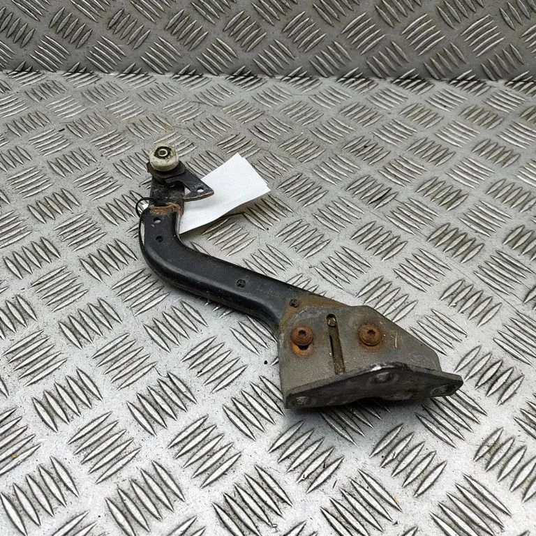 Augšējā rullīša vadotne/ augšējā eņģe A9107604900